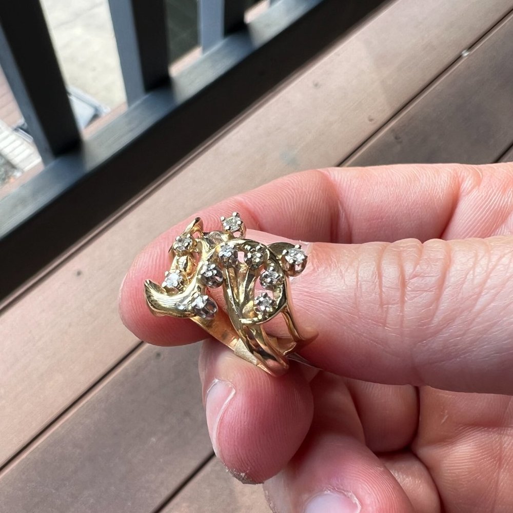 14kt yellow gold ring with 10 diamonds, size 5.75 - Picture 2 of 4